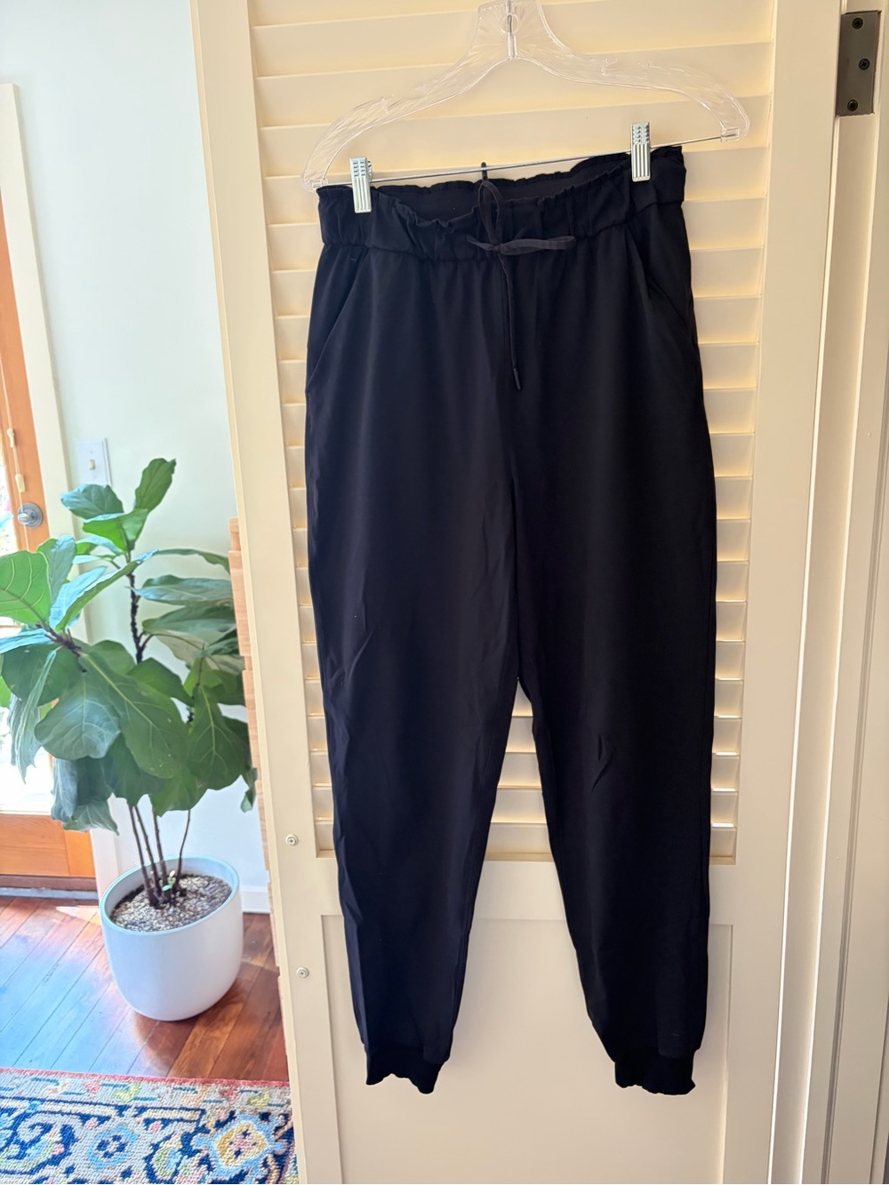 lululemon Women's Joggers (size 6)